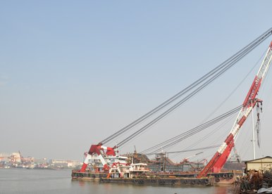 Heavy-duty floating crane operation