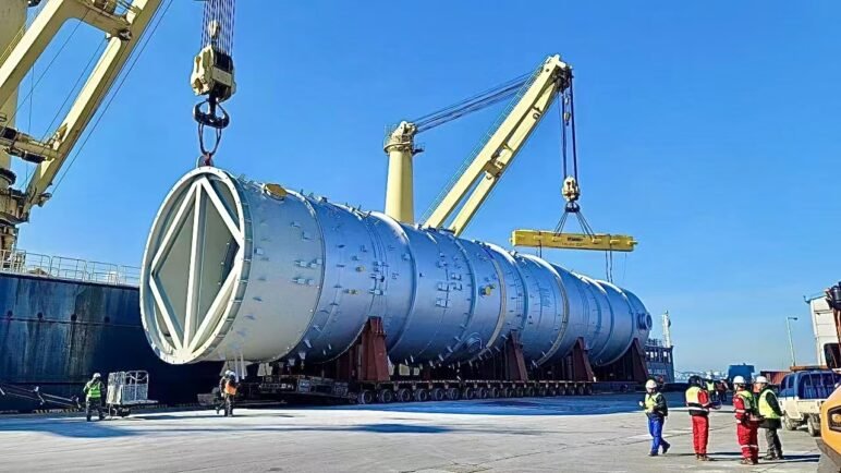 Heavy lift vessel
